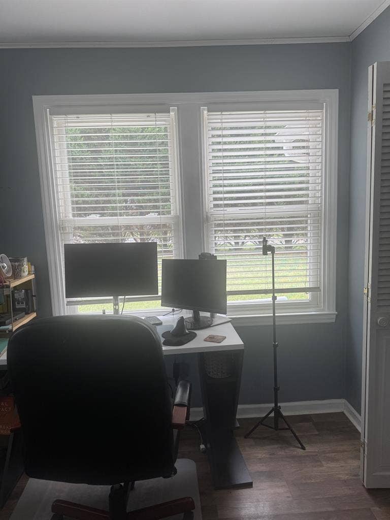 Available room for rent in October