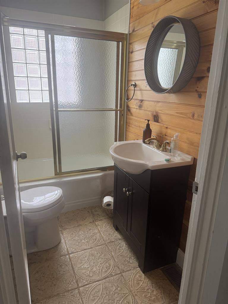 Available room for rent in October