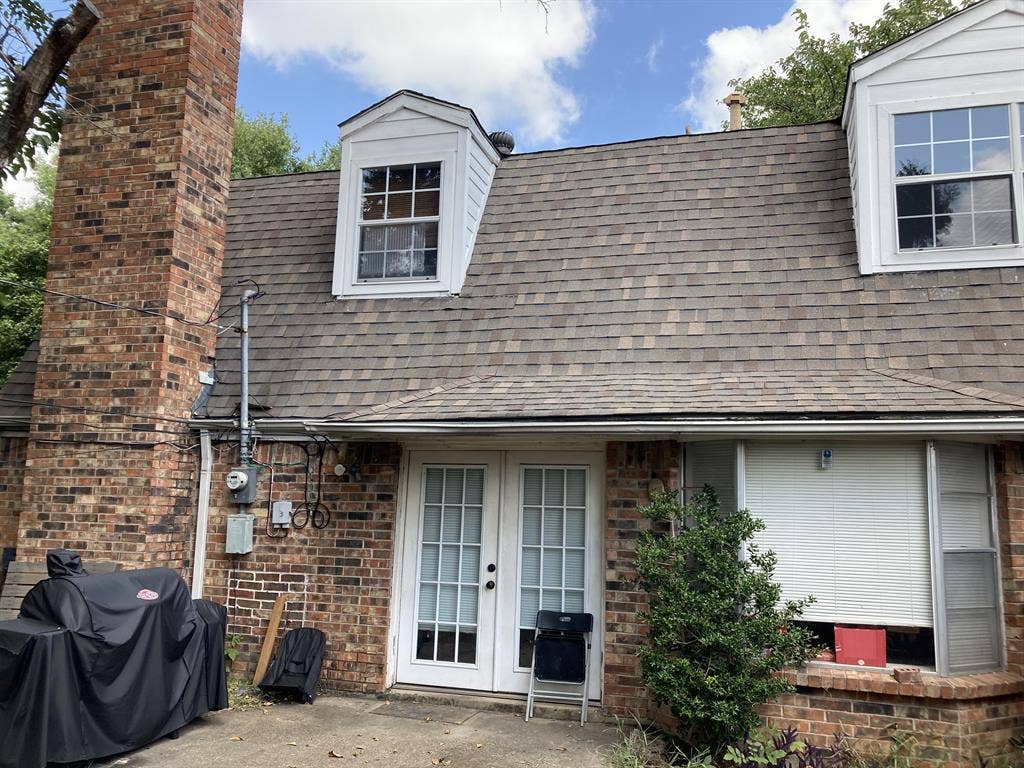 Room for rent in 4 bedroom house