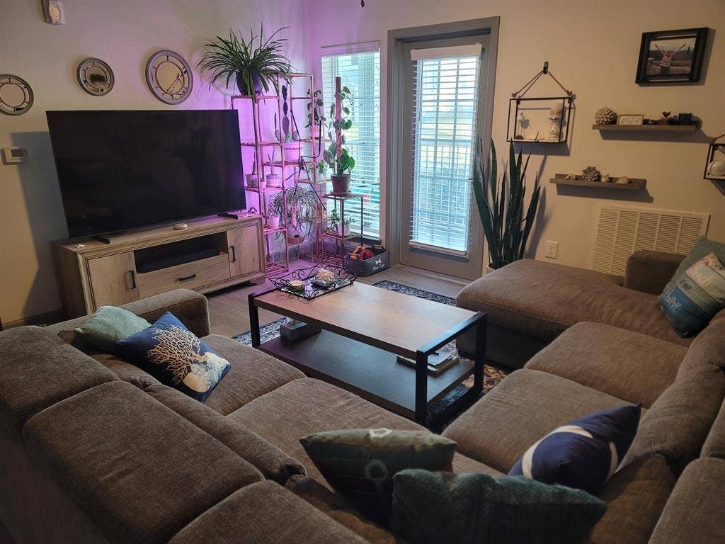 Private 1br 1ba, shared living/kit