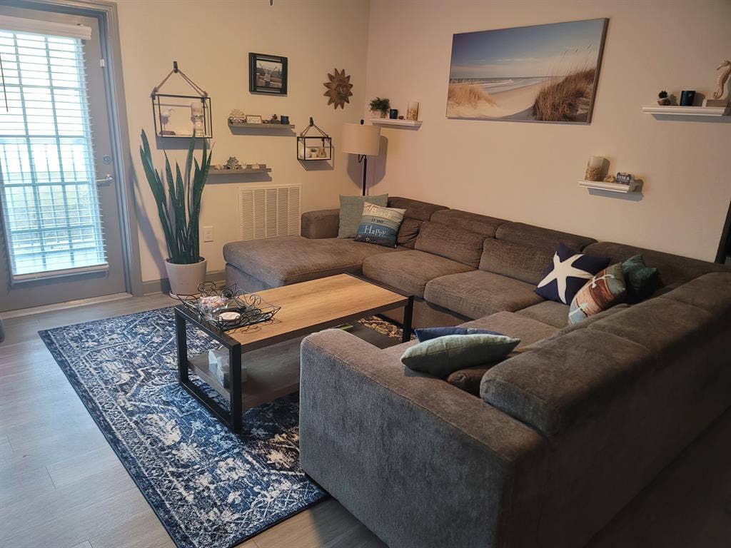 Private 1br 1ba, shared living/kit
