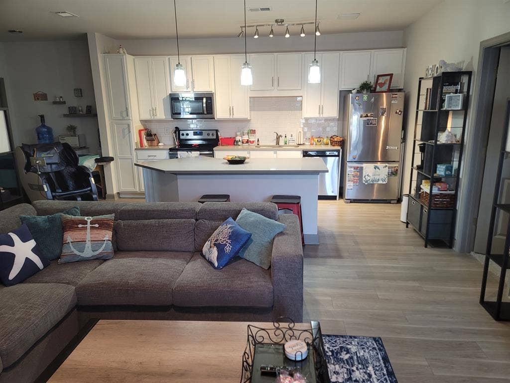 Private 1br 1ba, shared living/kit
