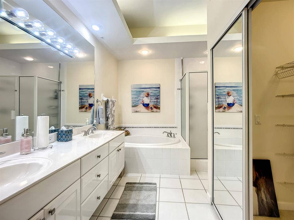 Impeccable 3 BR, 1st floor end unit