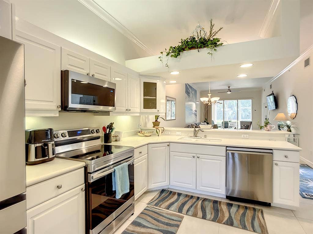 Impeccable 3 BR, 1st floor end unit