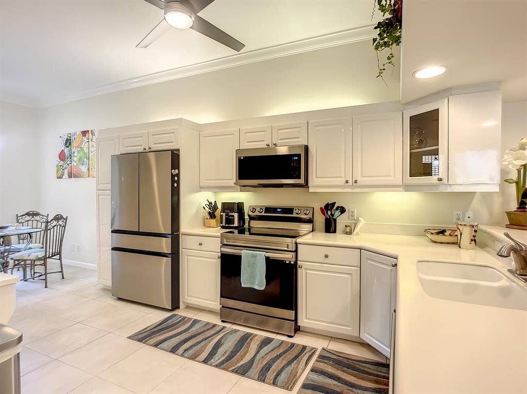 Impeccable 3 BR, 1st floor end unit