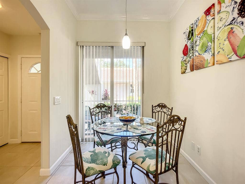 Impeccable 3 BR, 1st floor end unit