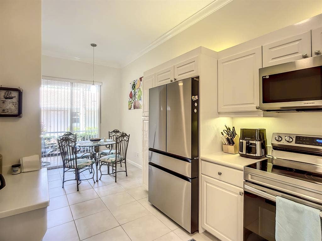 Impeccable 3 BR, 1st floor end unit