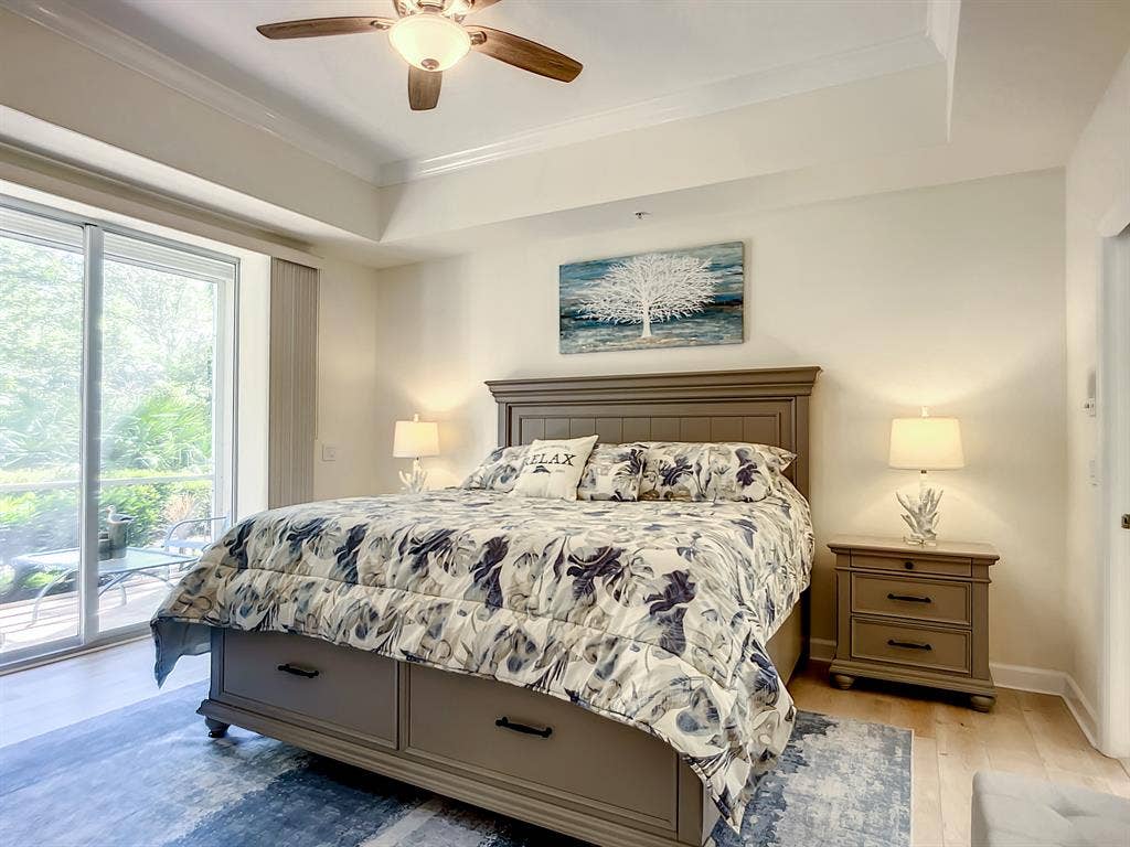 Impeccable 3 BR, 1st floor end unit