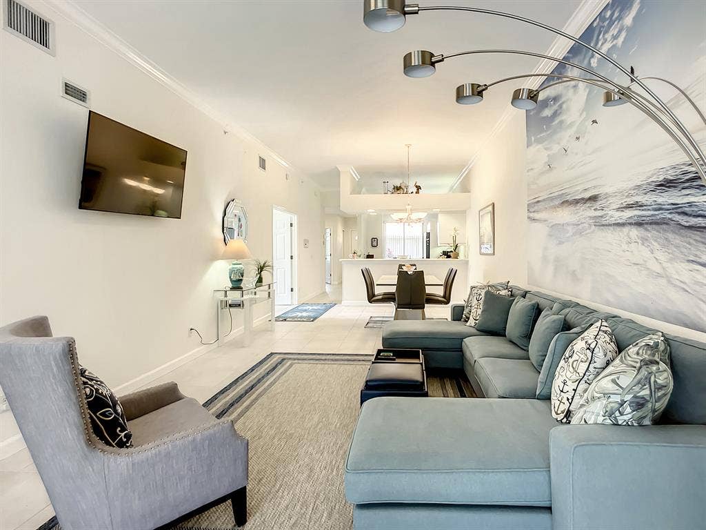 Impeccable 3 BR, 1st floor end unit