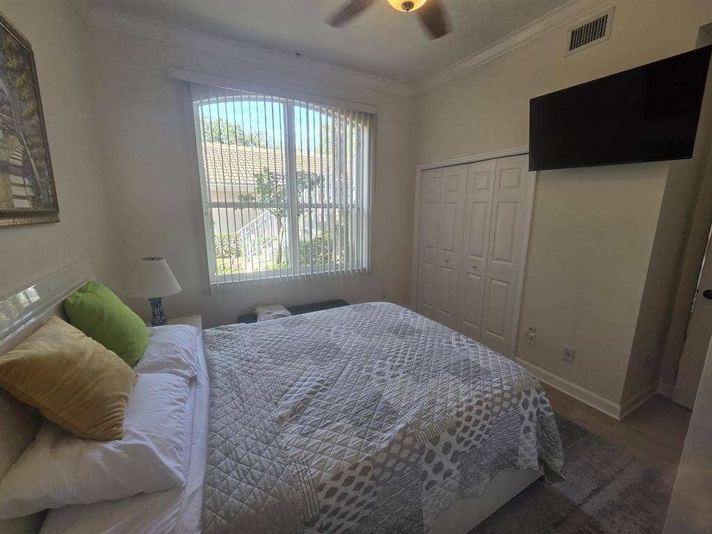 Impeccable 3 BR, 1st floor end unit