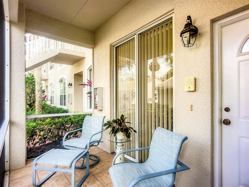 Impeccable 3 BR, 1st floor end unit