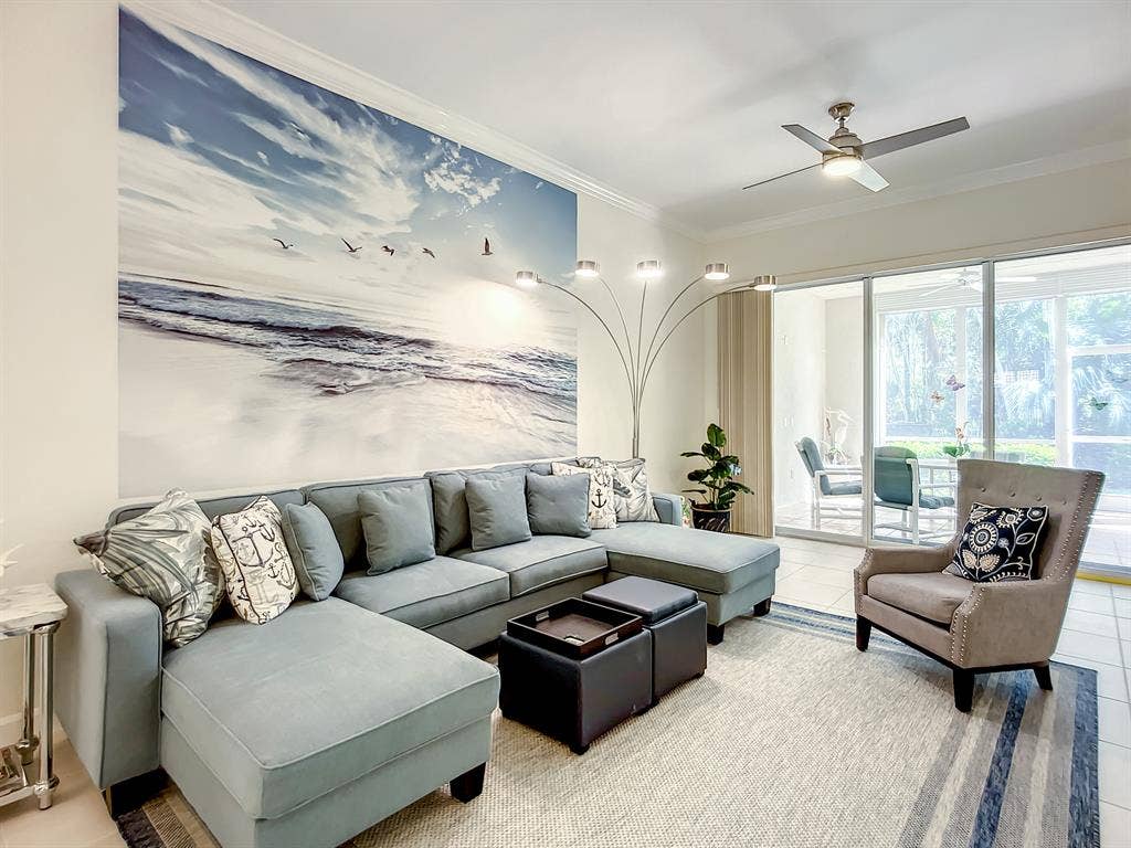 Impeccable 3 BR, 1st floor end unit