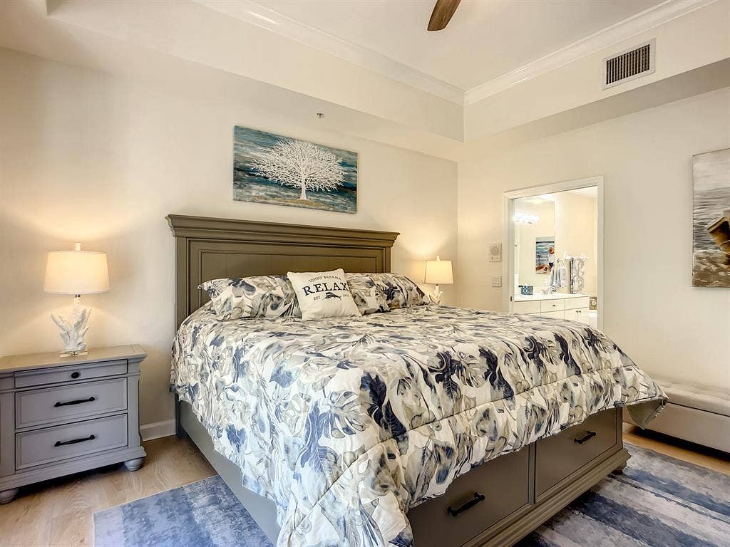 Impeccable 3 BR, 1st floor end unit