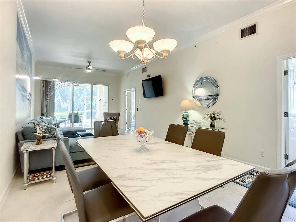 Impeccable 3 BR, 1st floor end unit