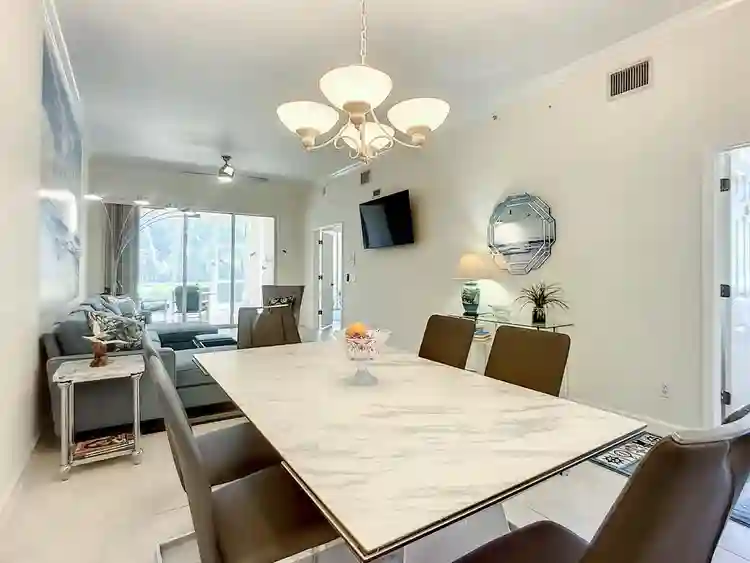 Impeccable 3 BR, 1st floor end unit