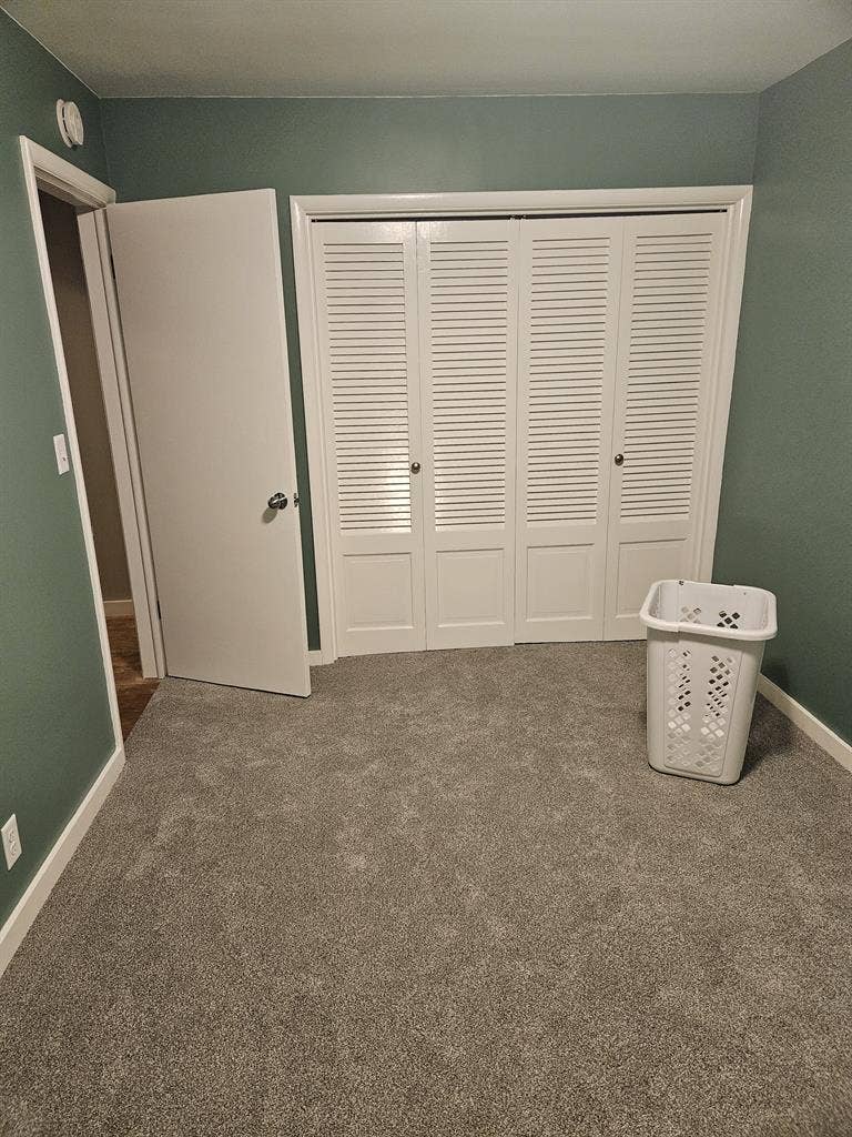 Large furnished room w/lounge area
