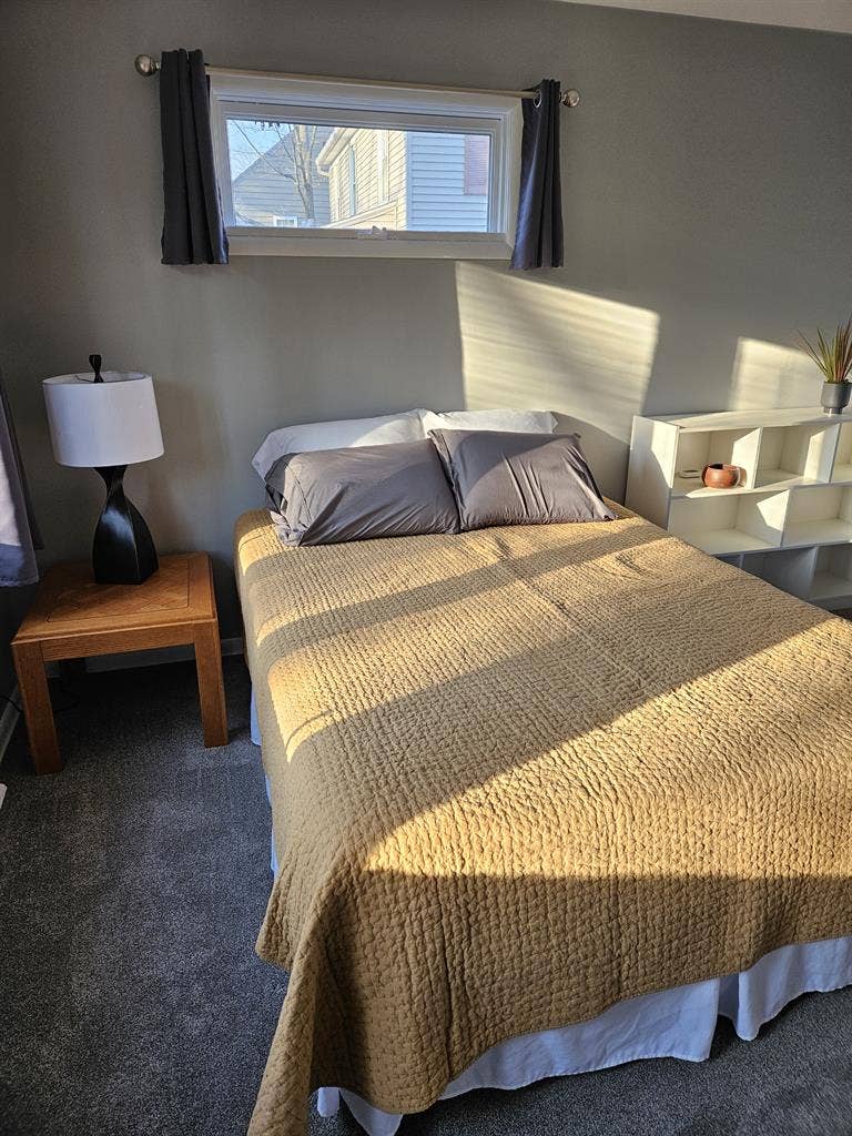 Large furnished room w/lounge area