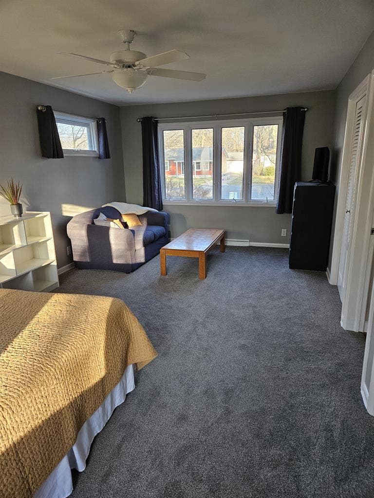 Large furnished room w/lounge area