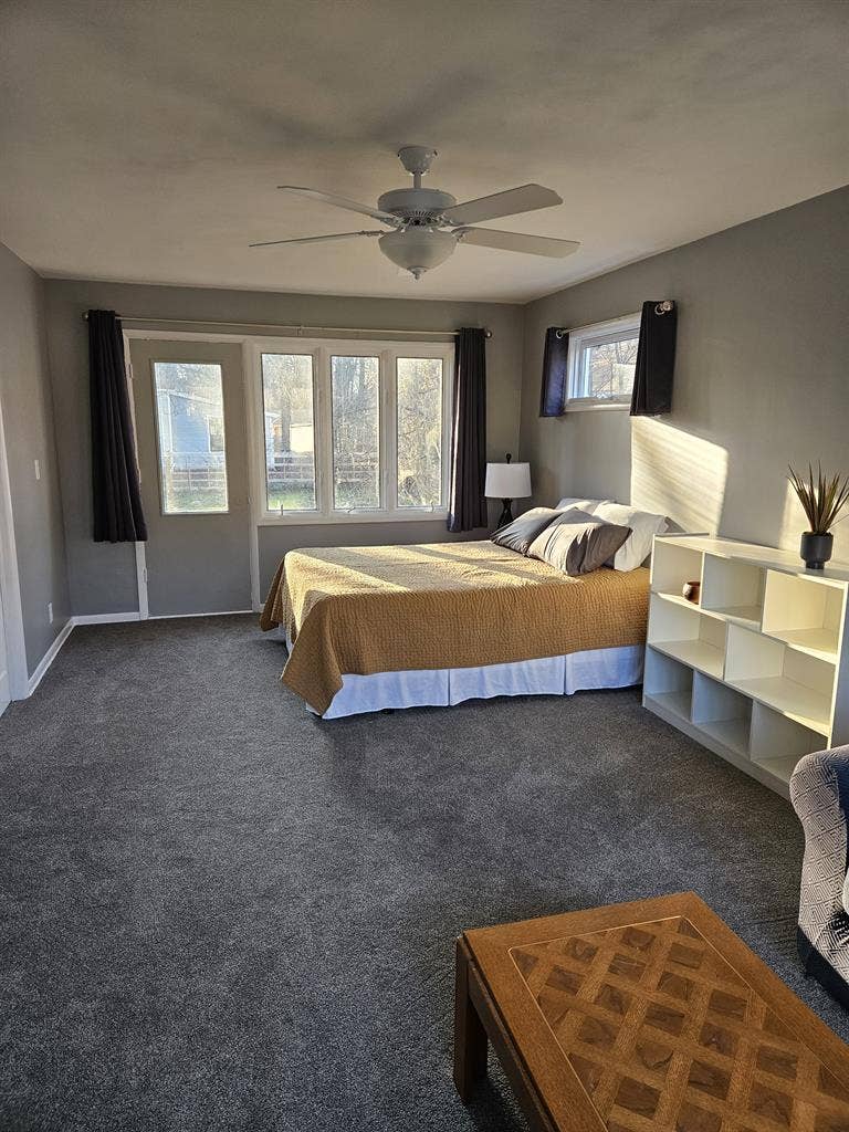 Large furnished room w/lounge area