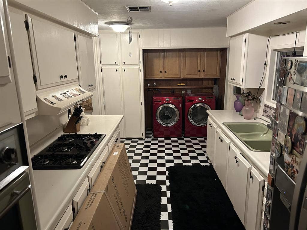 Private room bath and parking $1000