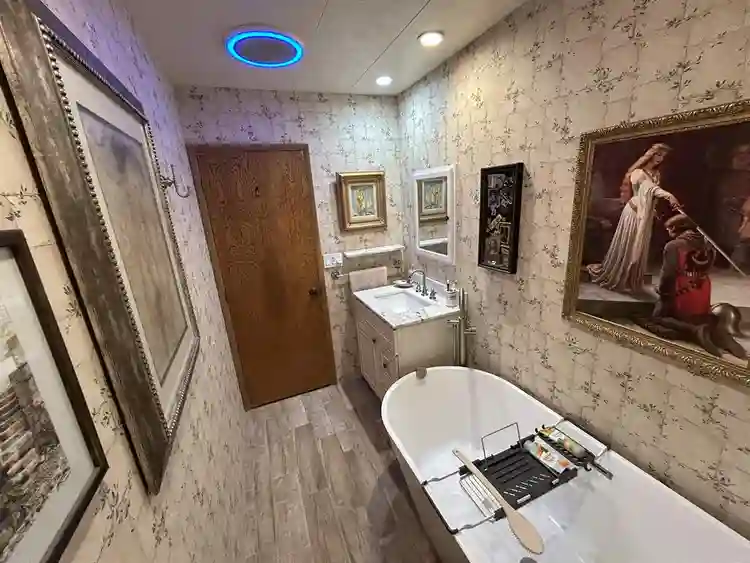Private room bath and parking $1000