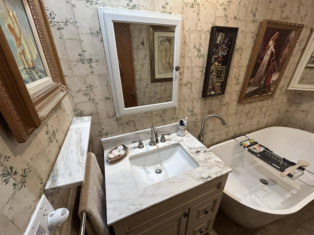 Private room bath and parking $1000
