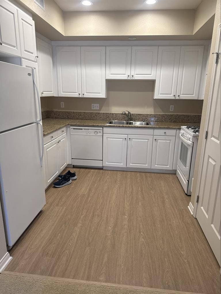 Looking for a roommate mid August