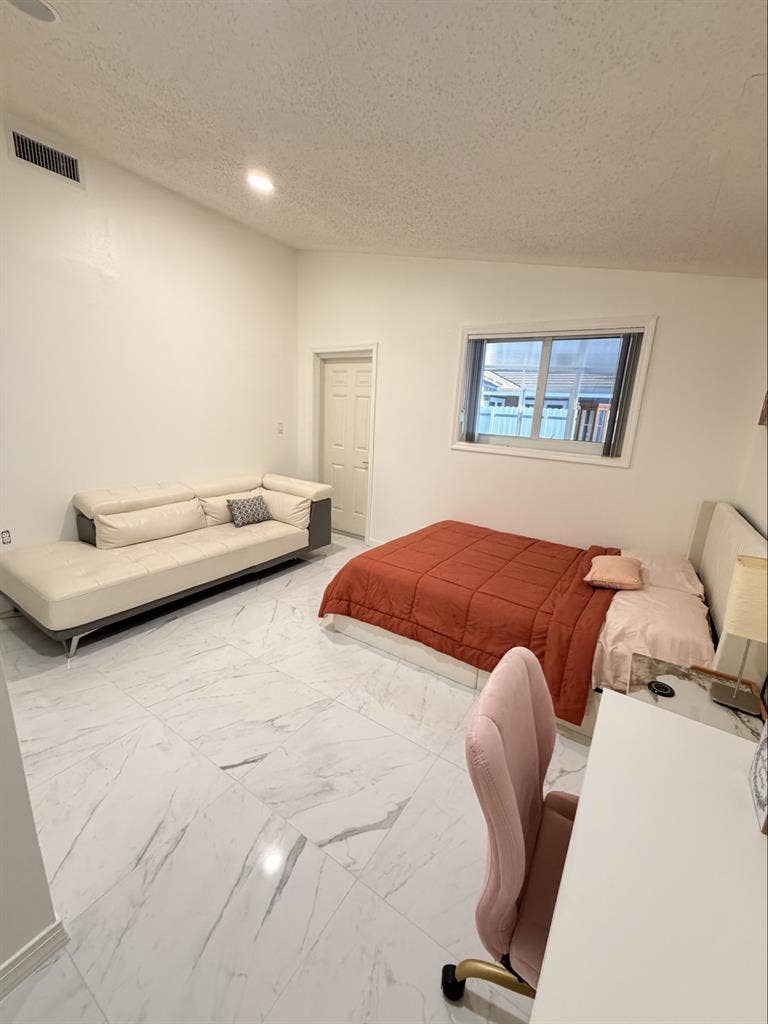 PRIVATE LUXURY STUDIO