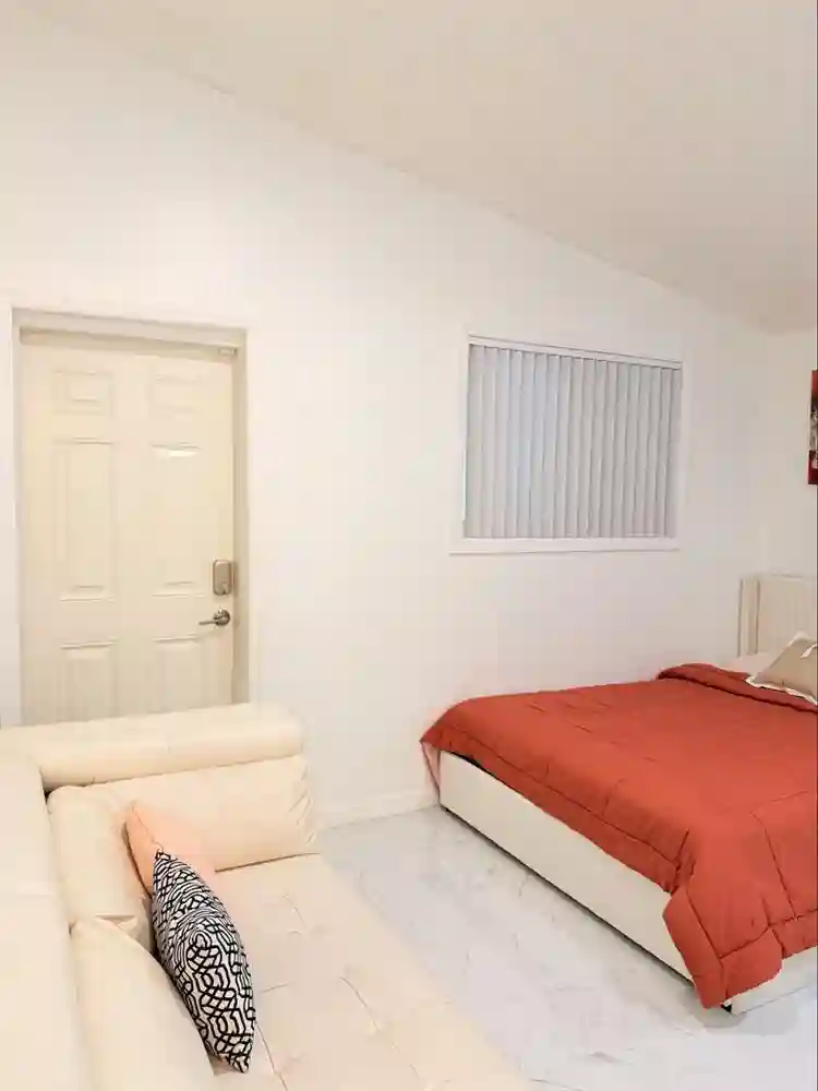 PRIVATE LUXURY STUDIO IN KENDALL