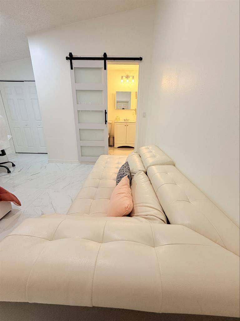 PRIVATE LUXURY STUDIO IN KENDALL