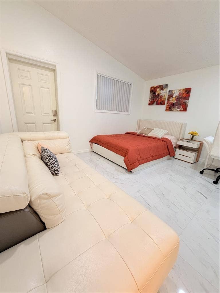 PRIVATE LUXURY STUDIO IN KENDALL