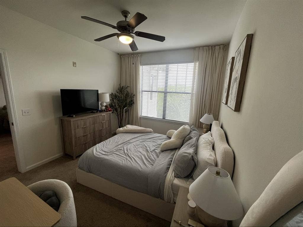 Private Room/Bath (huge closet)