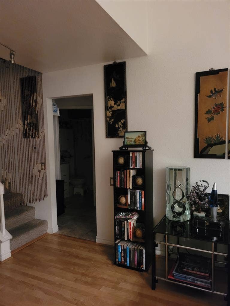 Master bedroom w shared bathroom