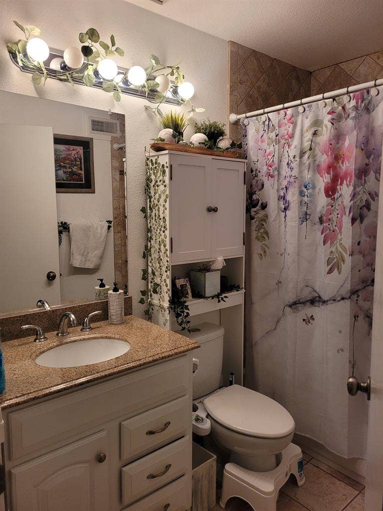 Master bedroom w shared bathroom