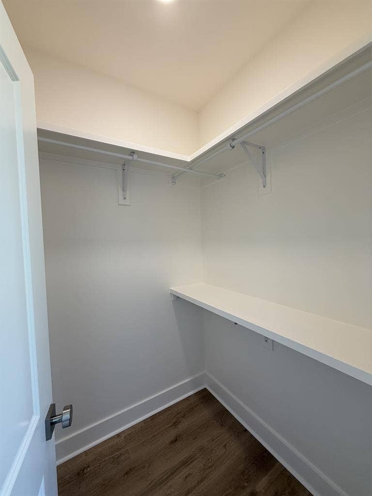 ROOM AVAILABLE GIRLS ONLY