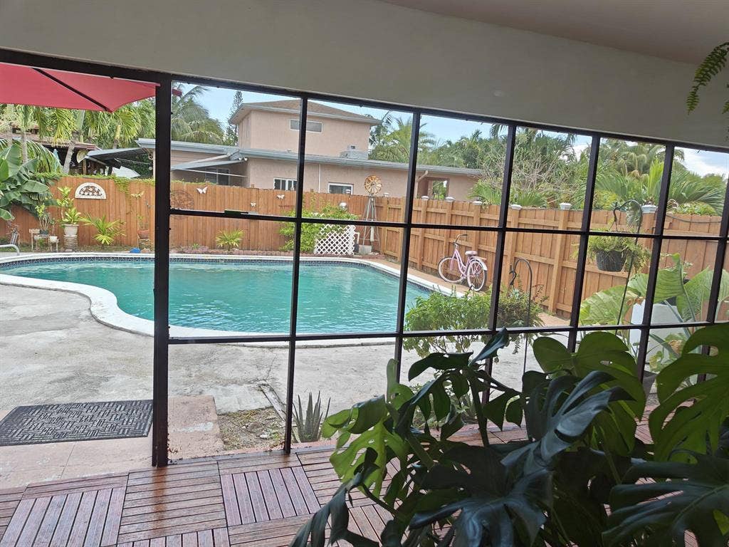 Looking for a roomate in Hollywood