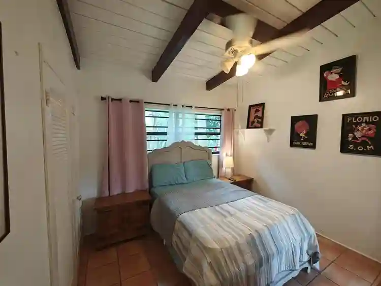 Looking for a roomate in Hollywood