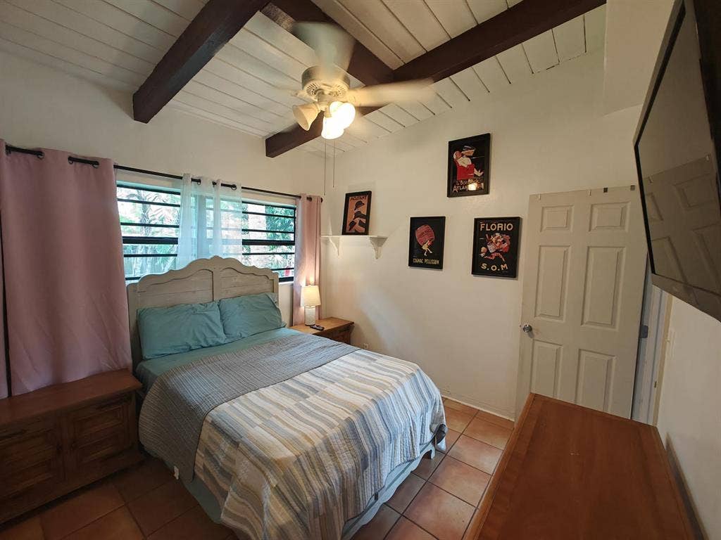 Looking for a roomate in Hollywood