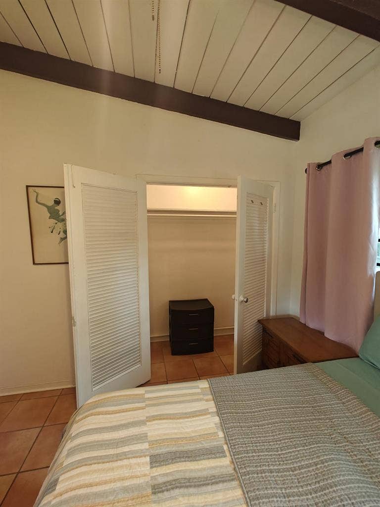 Looking for a roomate in Hollywood