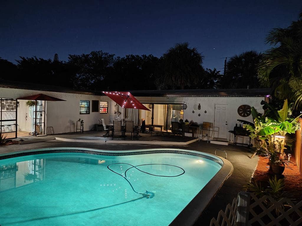 Looking for a roomate in Hollywood