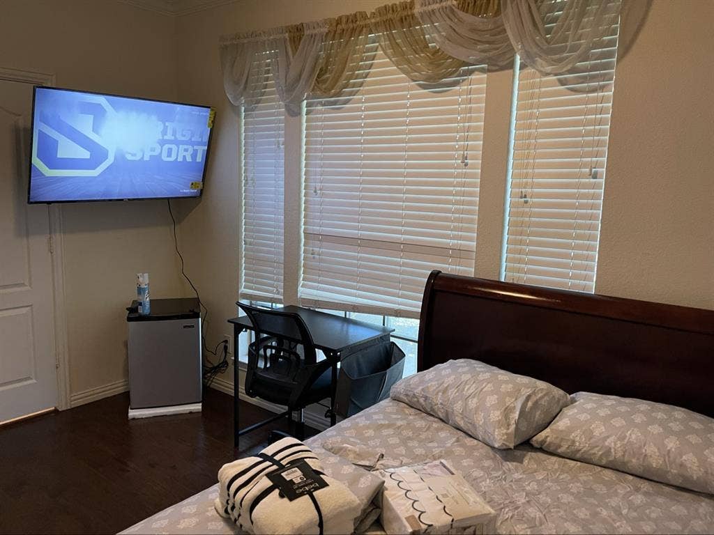 Furnished Queen Bedroom for Rent