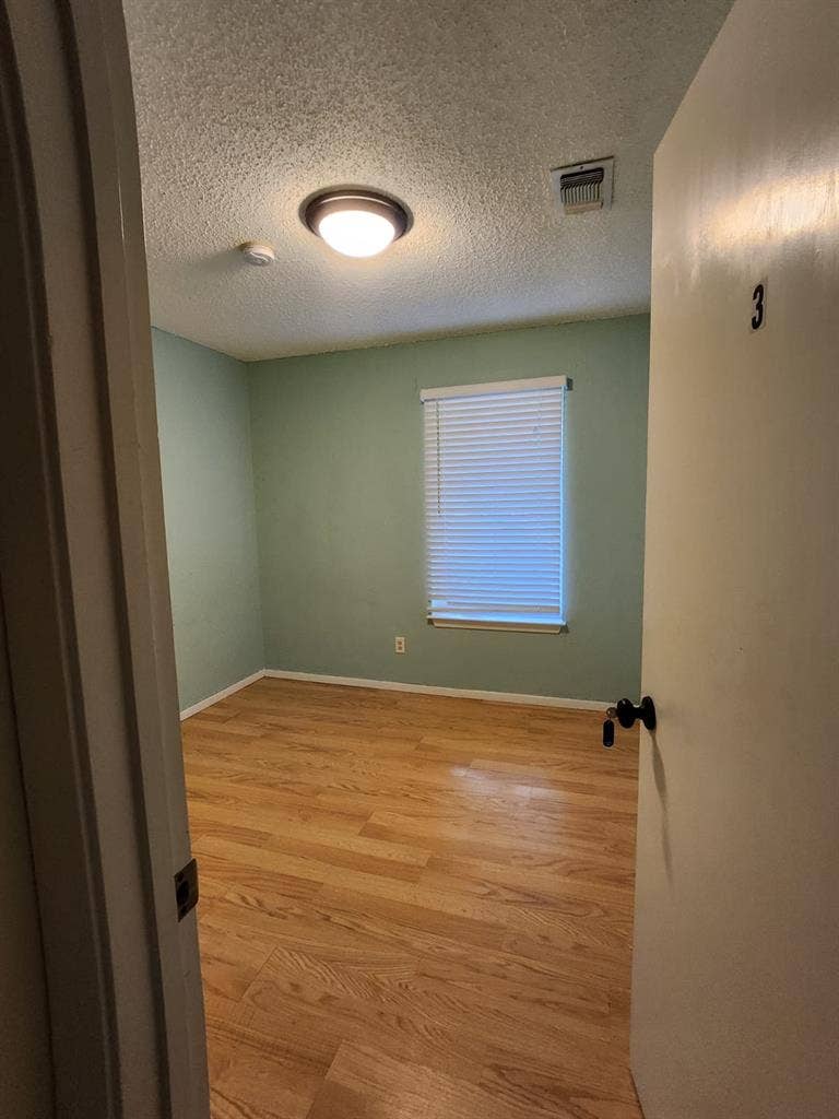 Small room for rent in South Austin