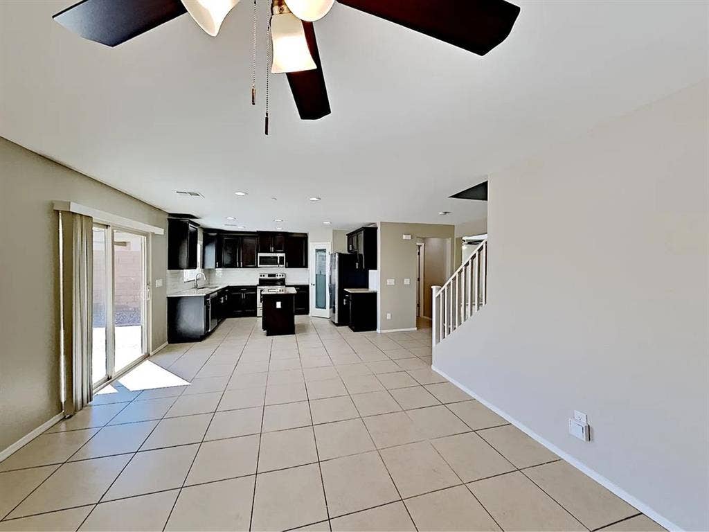 Looking for 2 roommates, for June
