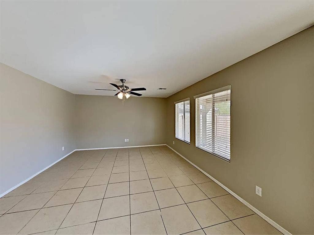 Looking for 2 roommates, for June