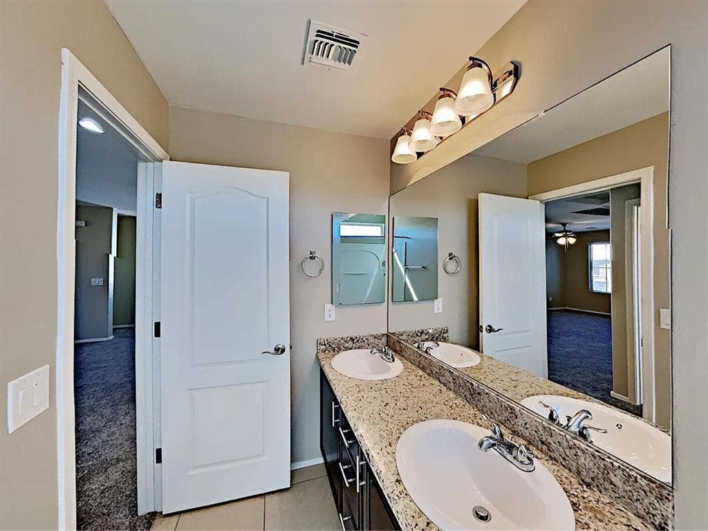 Looking for 2 roommates, for June
