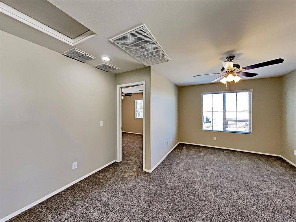 Looking for 2 roommates, for June