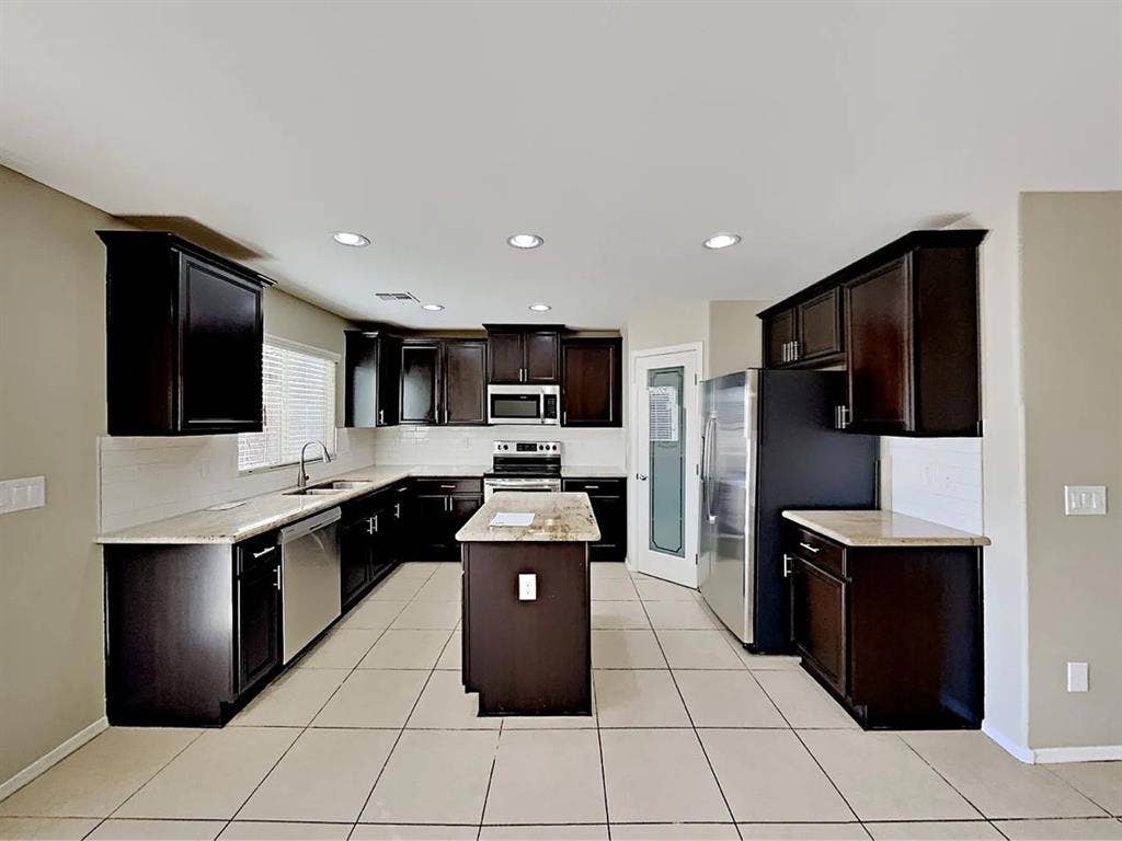 Looking for 2 roommates, for June
