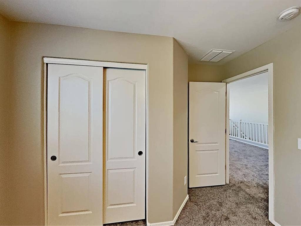 Looking for 2 roommates, for June
