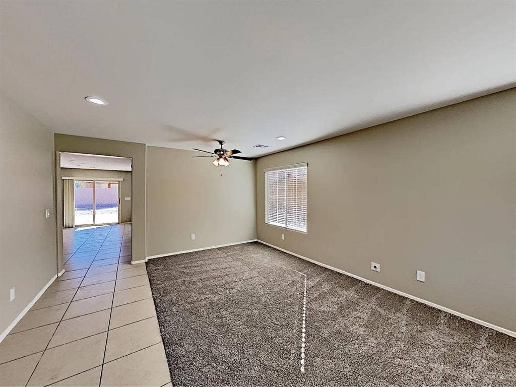Looking for 2 roommates, for June