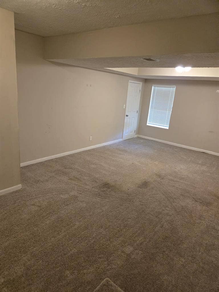 Looking for roomate